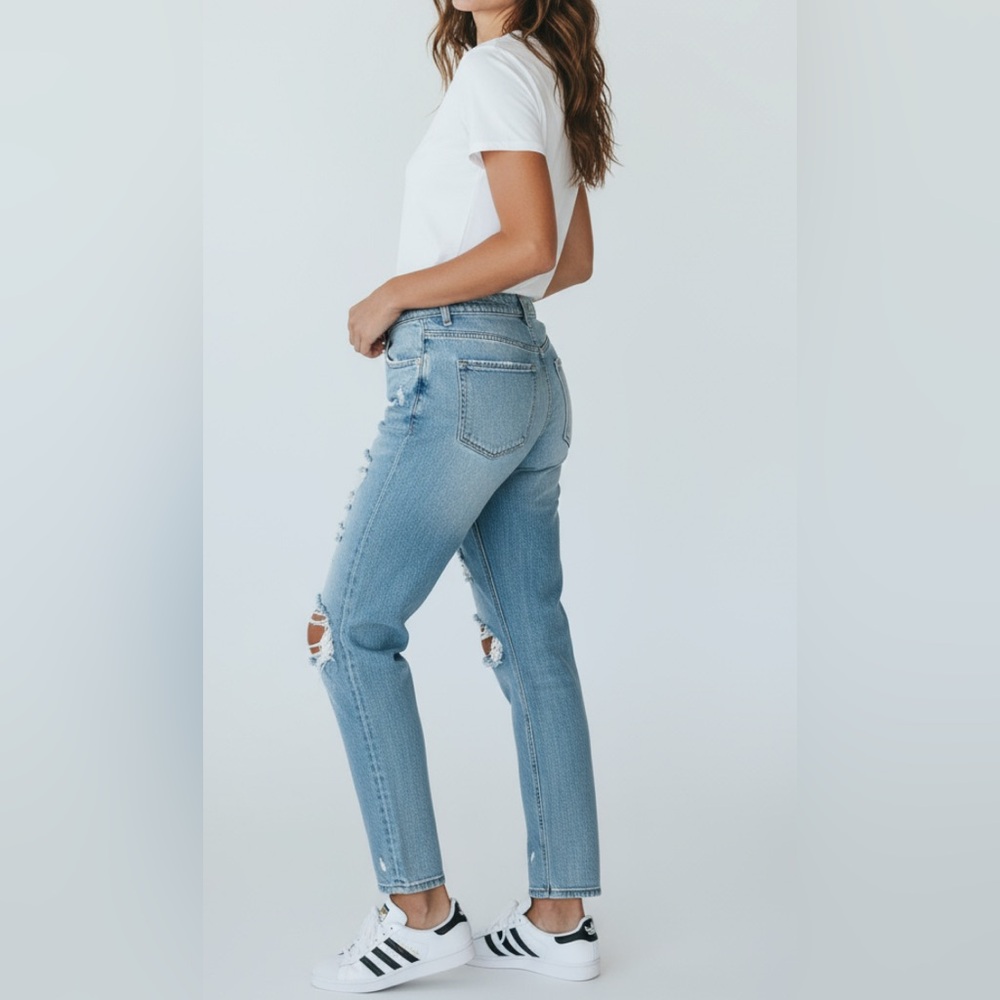 NWOT Straight Leg Boyfriend Jeans- Size 6
